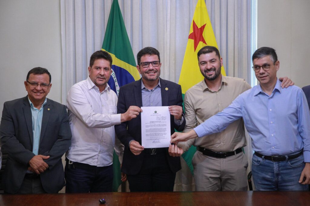 Gladson e Nicolau assinam lei estadual que cria Dia S de valorização do Sesc e Senac