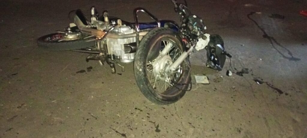 Acidente entre motocicleta e caminhonete deixa duas pessoas feridas em Cruzeiro do Sul