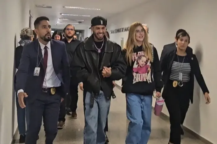 CPI das Bets: Virginia usa blusa com foto da filha Flô Flô para depor