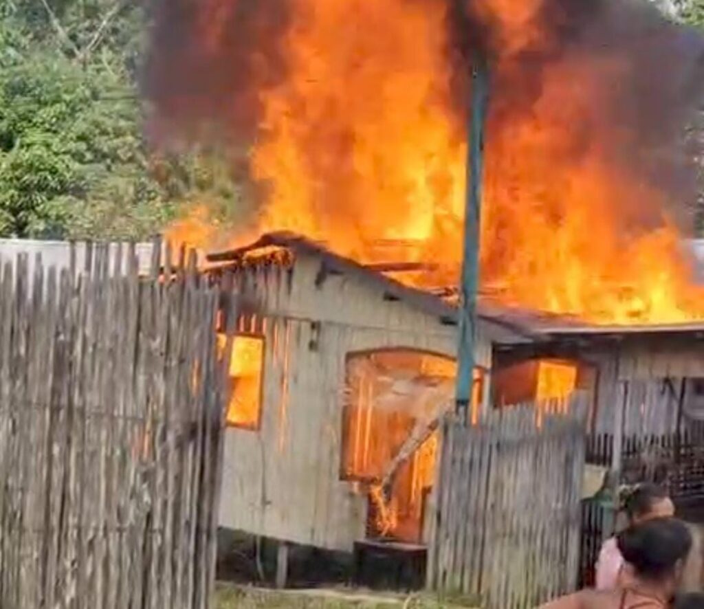 Casa pega fogo em Guajará, no Amazonas, e os próprios moradores apagam as chamas; ASSISTA