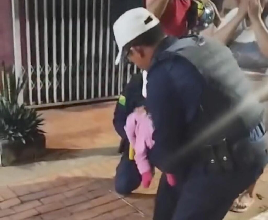 Ação rápida da PMAC resgata bebê engasgada durante blitz da Lei Seca
