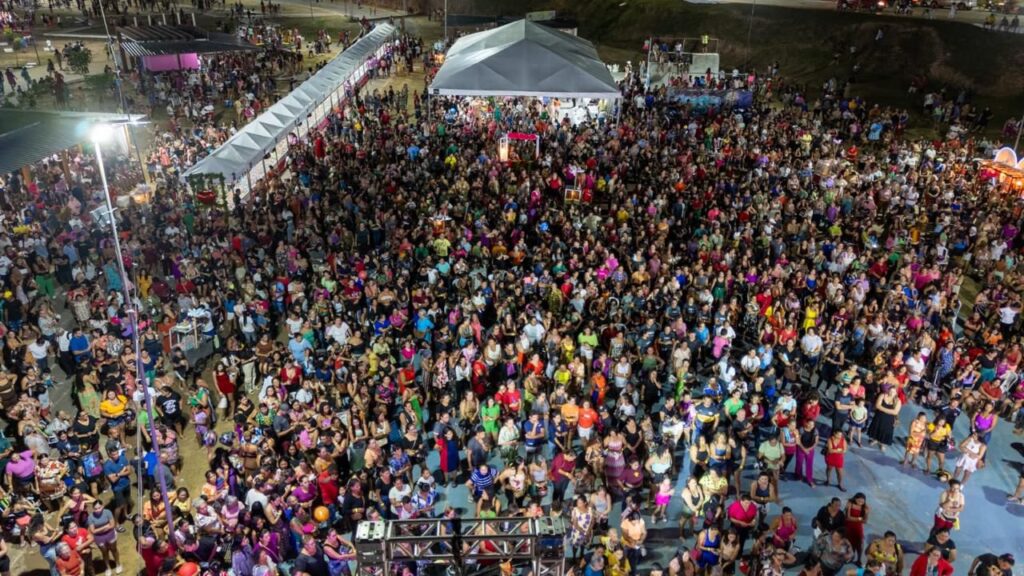 Milhares de mulheres celebram Dia das Mães em grande festa promovida pela Prefeitura de Cruzeiro do Sul