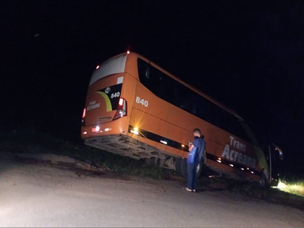Ônibus da Trans Acreana sai da pista e passageiros seguem sem suporte na BR-364