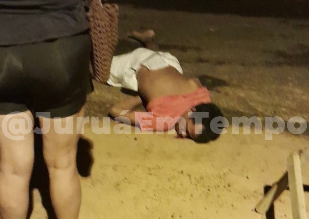 Motociclista se fere gravemente ao colidir com máquina de asfalto no interior do AC