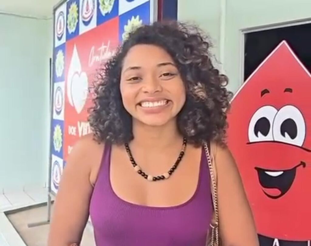 Atriz doa sangue em Cruzeiro do Sul e reforça a importância da solidariedade; ASSISTA