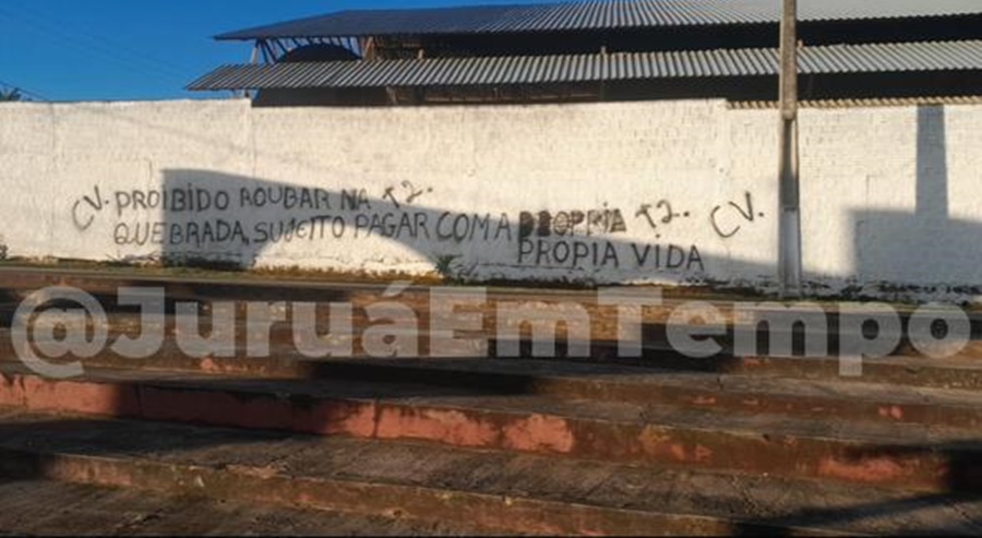 CV deixa “recado” em muro de escola, para ladrões, em bairro de Cruzeiro do Sul