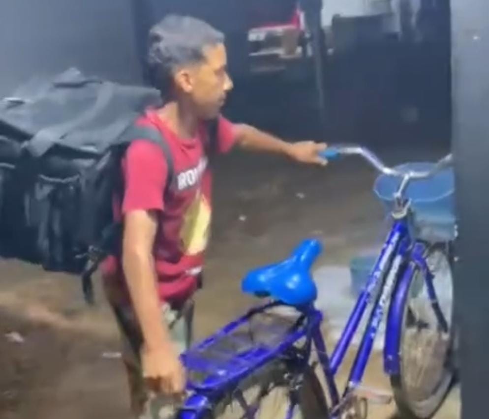 Após campanha nas redes, garoto de 13 anos ganha bicicleta nova para trabalhar em Cruzeiro do Sul; ASSISTA