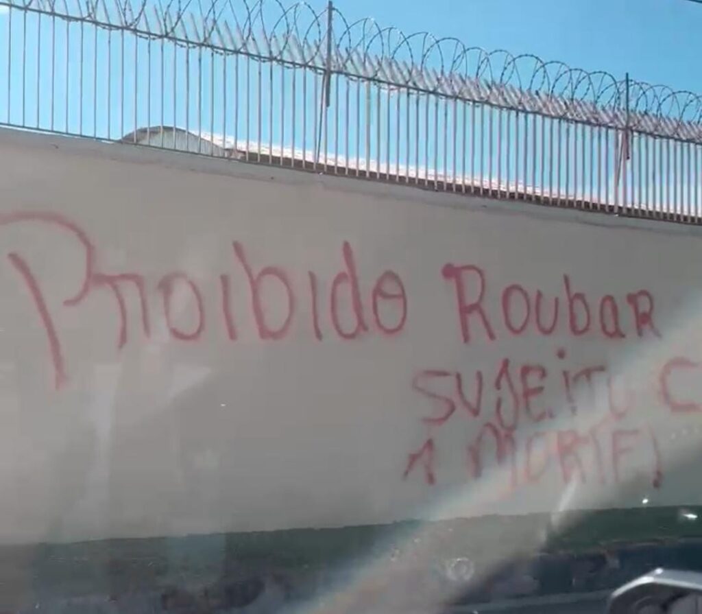 Faccionados picham muro de escola particular com “recado” para ladrões em Cruzeiro do Sul