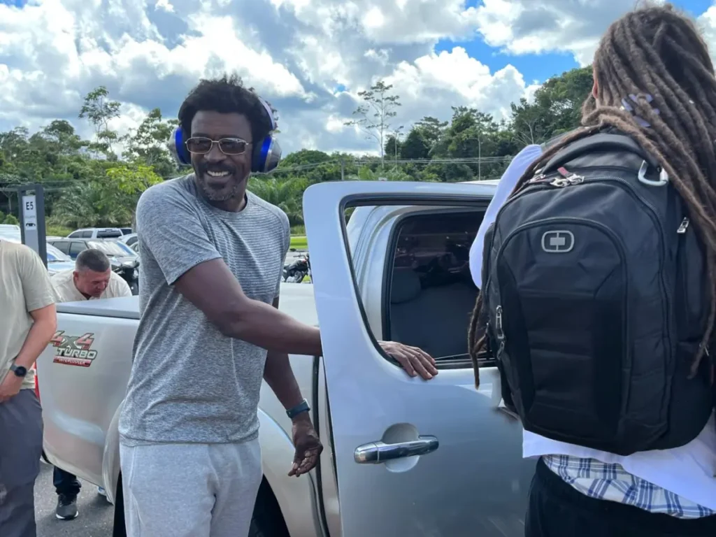 Seu Jorge chega a Cruzeiro do Sul para iniciar gravações de Geni e o Zepelim; ASSISTA
