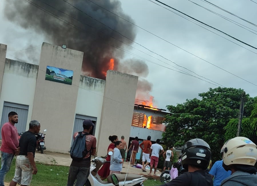 Incêndio em residência é registrado em bairro de Cruzeiro do Sul; ASSISTA