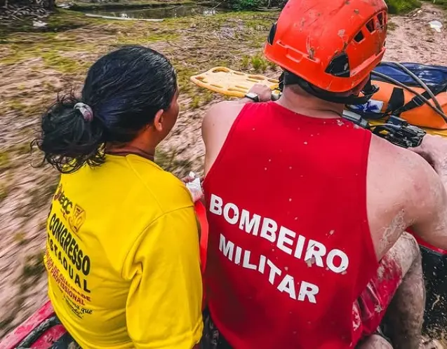 Bombeiros resgatam idosa em área de difícil acesso na zona rural de Cruzeiro do Sul