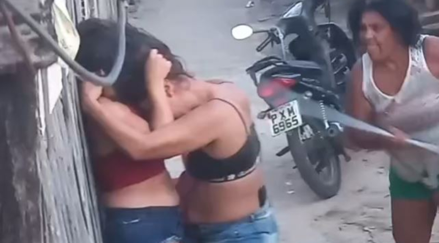 “Blindadas” saem na porrada, e a mãe de uma delas tenta apartar com um pedaço de madeira; ASSISTA