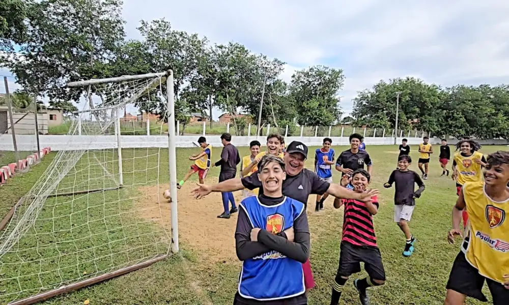 Escolinha de futebol acolhe crianças e afasta o abandono no Acre