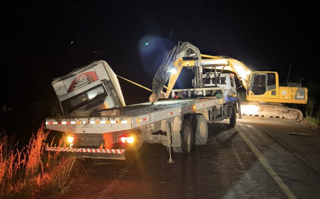 Caminhão sai da pista na BR-364 e só é retirado horas depois
