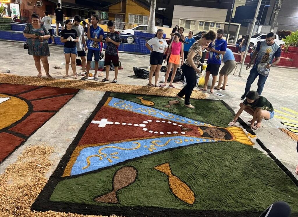 Fiéis transformam ruas de Cruzeiro do Sul em cenário de fé para Corpus Christi