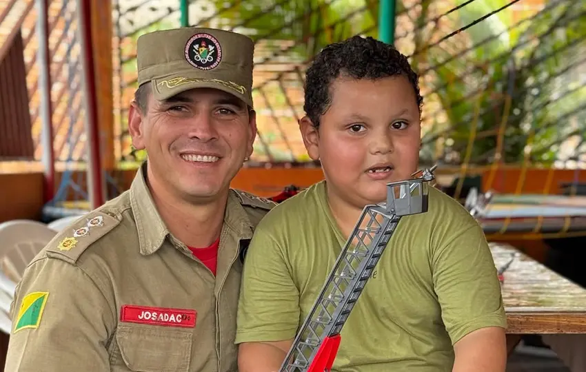 Criança que fez homenagem a bombeiro recebe visita surpresa no Acre
