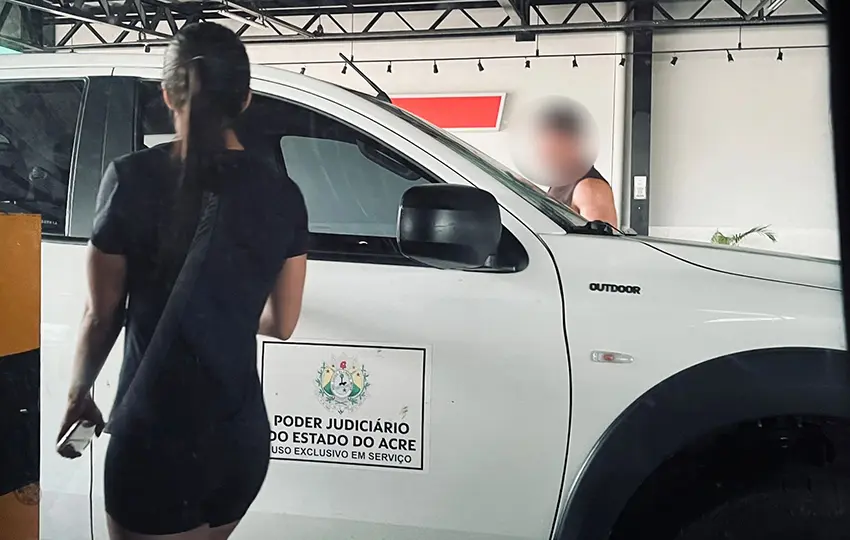 Veículo do TJ-AC é flagrado em uso particular em supermercado e investigação é iniciada
