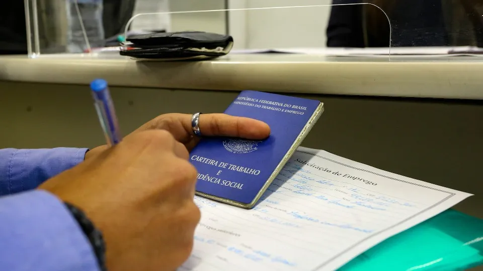 Acre tem mais beneficiários do Bolsa Família do que trabalhadores com carteira assinada