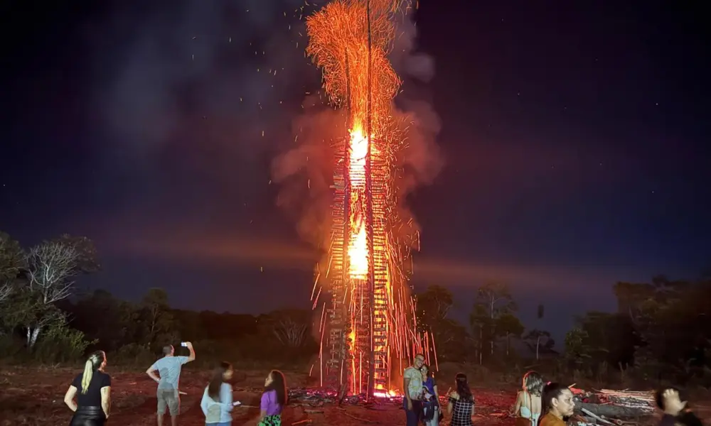 Fogueira de 18 metros encerra novenário de Santo Antônio e atrai visitantes em Mâncio Lima