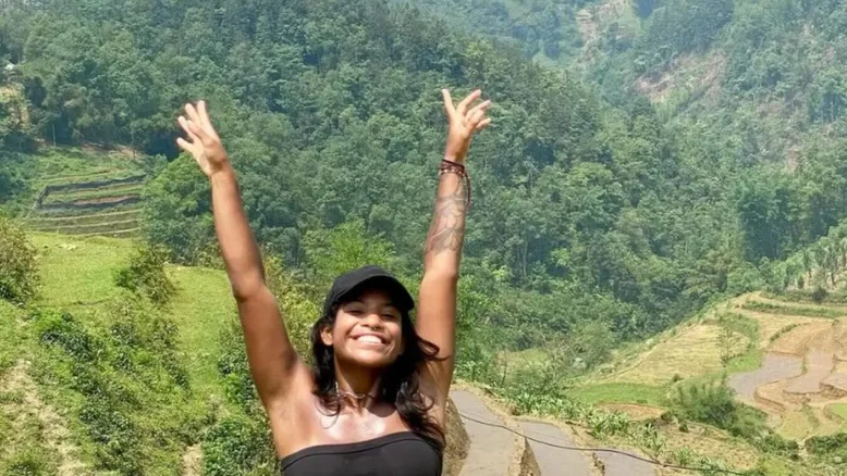 Brasileira que caiu em vulcão na Indonésia é vista ‘imóvel’ a 500 m de profundidade
