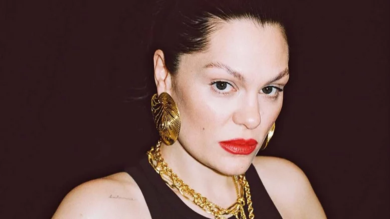 Jessie J compartilha diagnóstico de câncer de mama e revela pausa na carreira