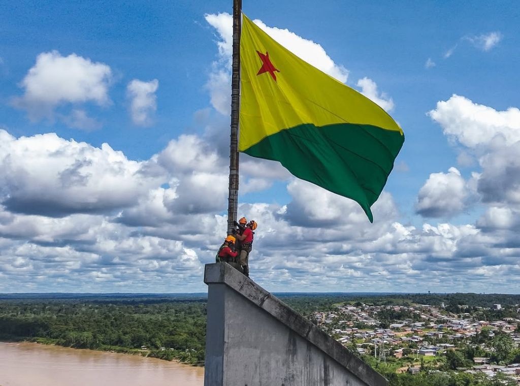 Militares realizam troca da bandeira na Ponte da União em Cruzeiro do Sul