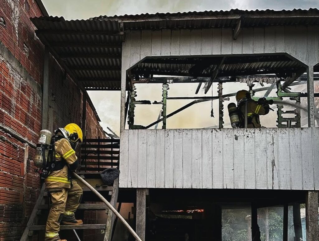 Incêndio em casa no bairro Saboeiro foi causado após criança brincar com isqueiro