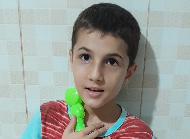 Família luta por tratamento inovador para menino com mutação genética rara