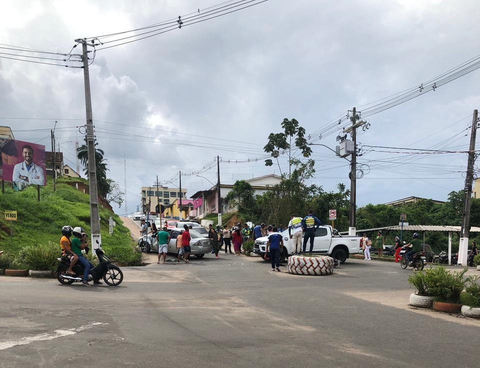 Acidente de trânsito é registrado em rotatória no Centro de Cruzeiro do Sul