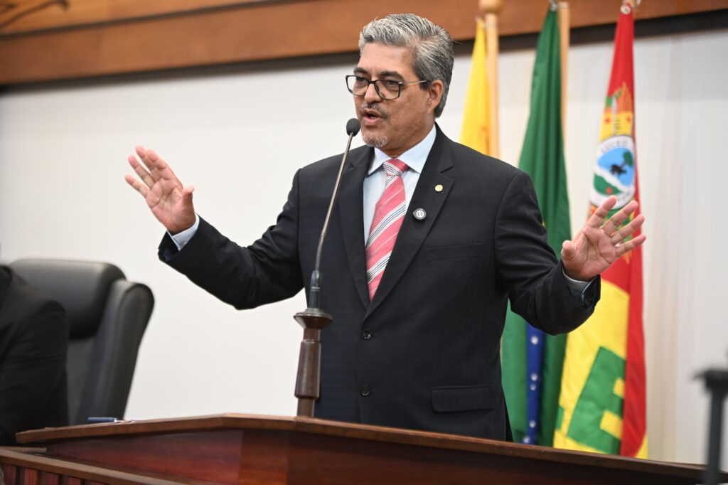 Na Aleac, Edvaldo Magalhães afirma que virou regra o abandono do ensino rural na gestão de Aberson Carvalho