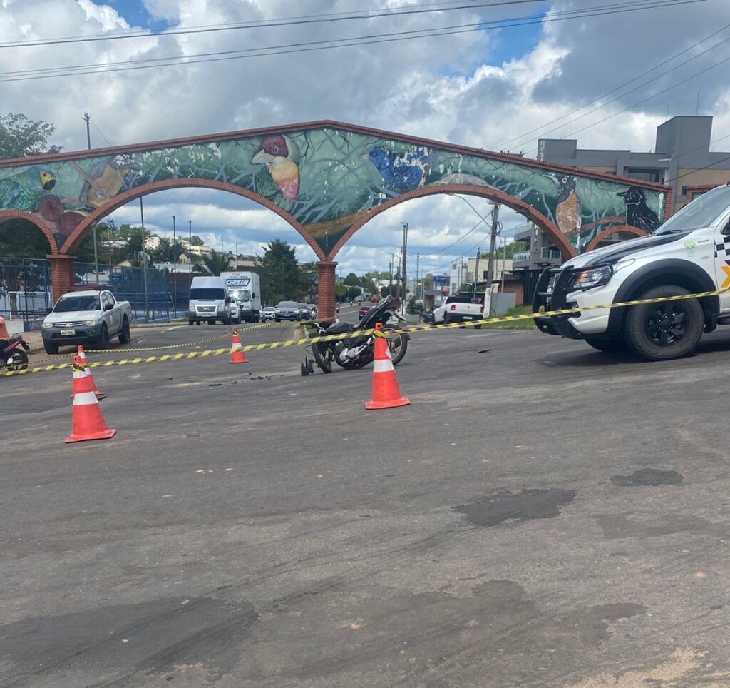 Acidente entre caminhonete e motocicleta é registrado em Avenida de Cruzeiro do Sul; ASSISTA