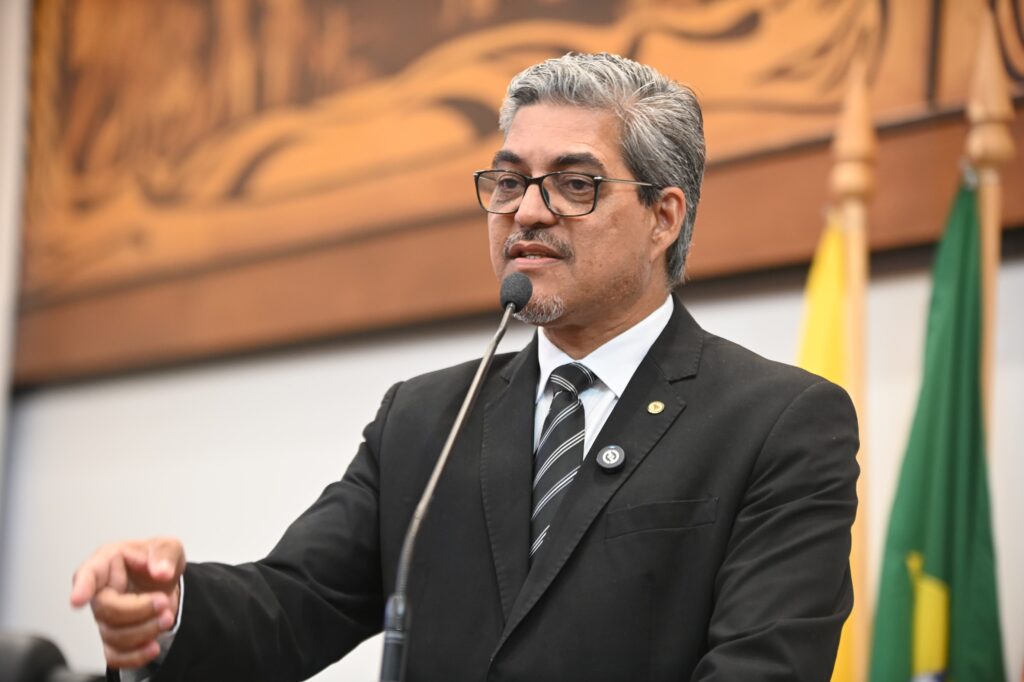 Alunos de escola no Antimary estudam em meio às fezes de animais, denuncia professor e Edvaldo Magalhães cobra providências