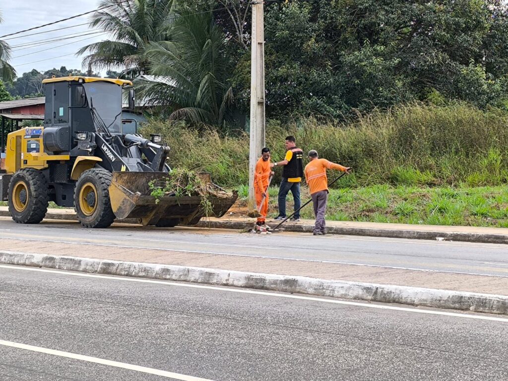 Prefeitura de Cruzeiro do Sul leva mutirão de limpeza ao bairro do Igarapé Preto