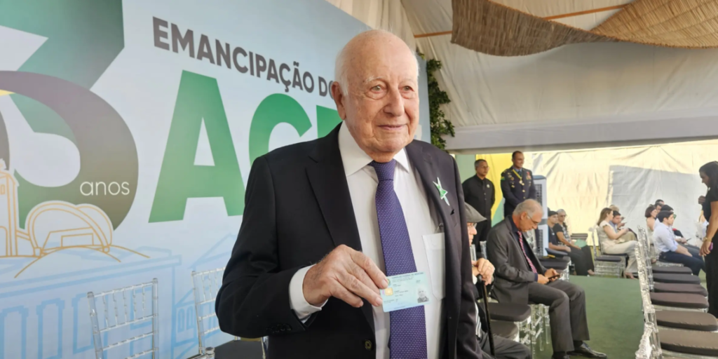 Médico com quase seis décadas de serviços no Acre recebe maior honraria do Estado durante aniversário de 63 anos