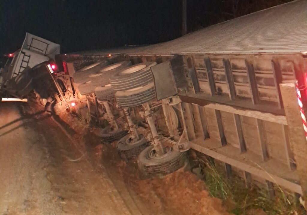 Caminhão tomba em trecho da BR-364 em Tarauacá; ASSISTA
