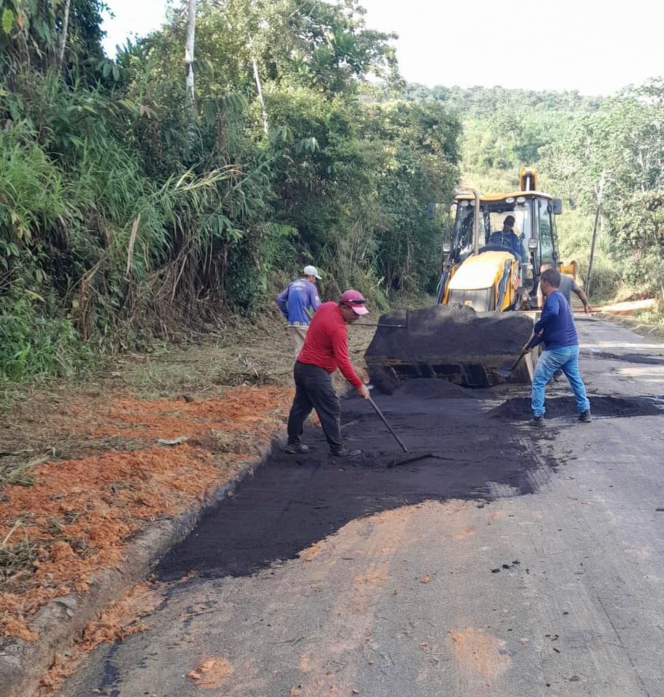 Prefeitura usa 20 toneladas de asfalto diariamente com o tapa buracos em Cruzeiro do Sul