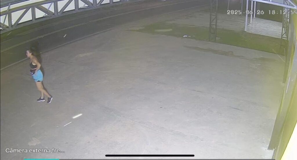 Câmera de segurança registra barulho da colisão entre motocicleta e cavalo na Variante, em Cruzeiro do Sul; ASSISTA