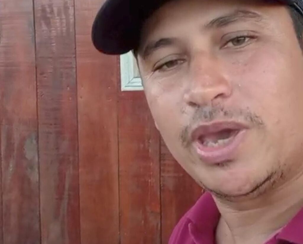 Vendedor de espetinho da Vila Liberdade usa música para evitar fiado e conquista clientes com criatividade; ASSISTA