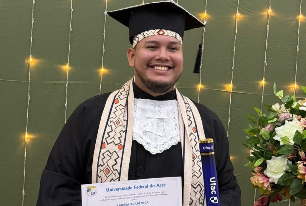 ‘A pata da onça me guia’: indígena se forma na Ufac vestindo traje que representa ancestralidade