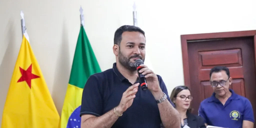 TCE-AC pede afastamento de secretário de Educação após denúncia sobre condições ruins em escola rural