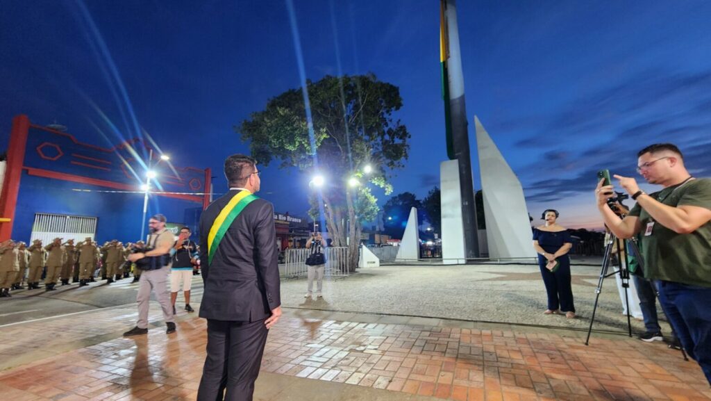 Bandeira do Acre é hasteada em cerimônia emocionante na Gameleira pelos 63 anos do estado