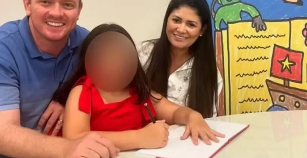 Pai esfaqueia no peito 7 vezes filha de 7 anos enquanto criança dormia