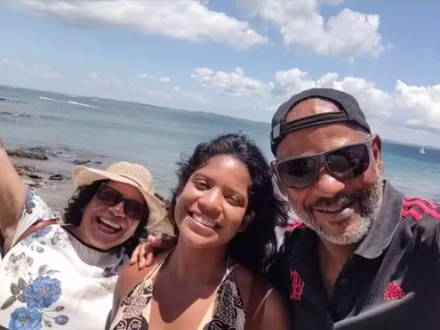 ‘Ninguém falou com a gente’: Pai e irmã de Juliana Marins souberam de resultado de autópsia pela imprensa