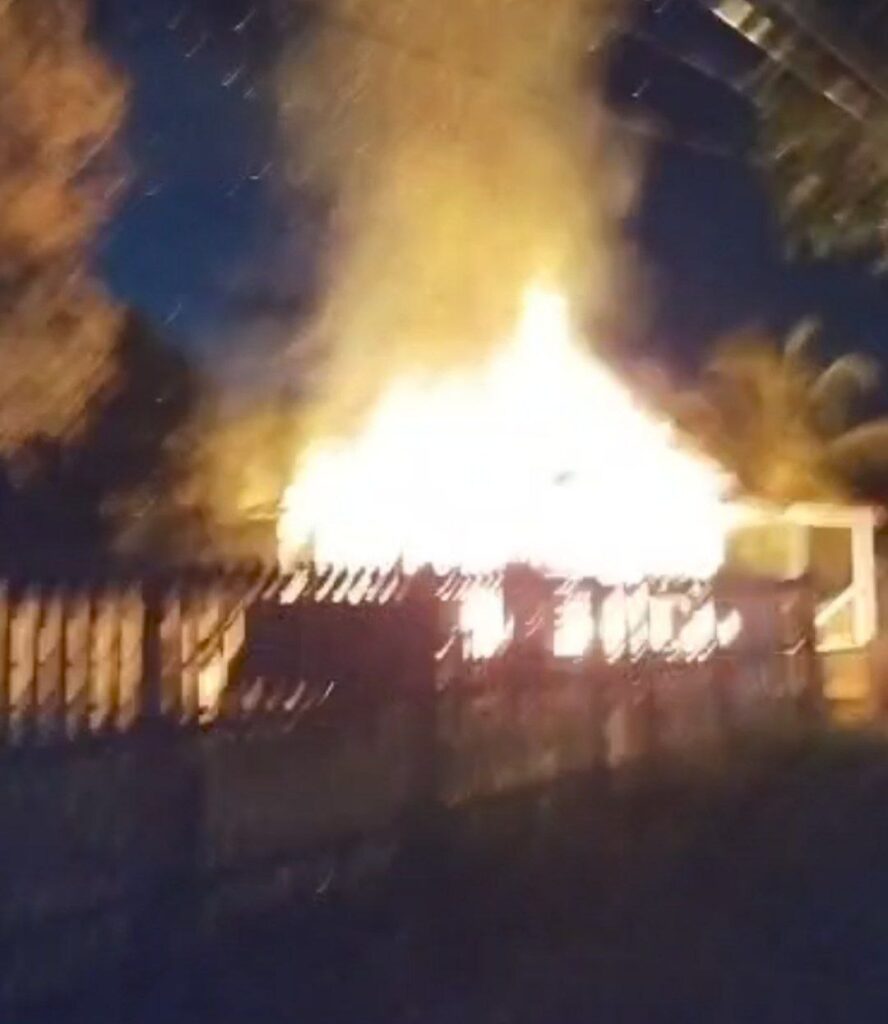 Mulher ‘taca’ fogo na casa, após separação, em Vila de Cruzeiro do Sul; ASSISTA