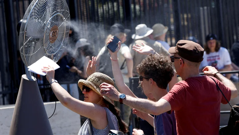 Paris entra em alerta vermelho por onda de calor que asfixia parte da Europa