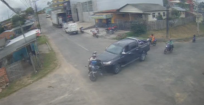 Câmera de segurança registra momento exato de acidente no bairro Cruzeirão, em Cruzeiro do Sul; ASSISTA