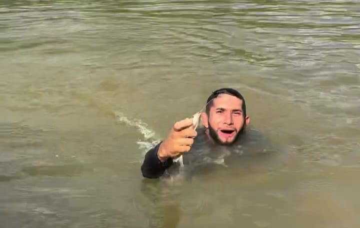 Pescador mergulha e captura mandi com as mãos durante piracema no Rio Juruá