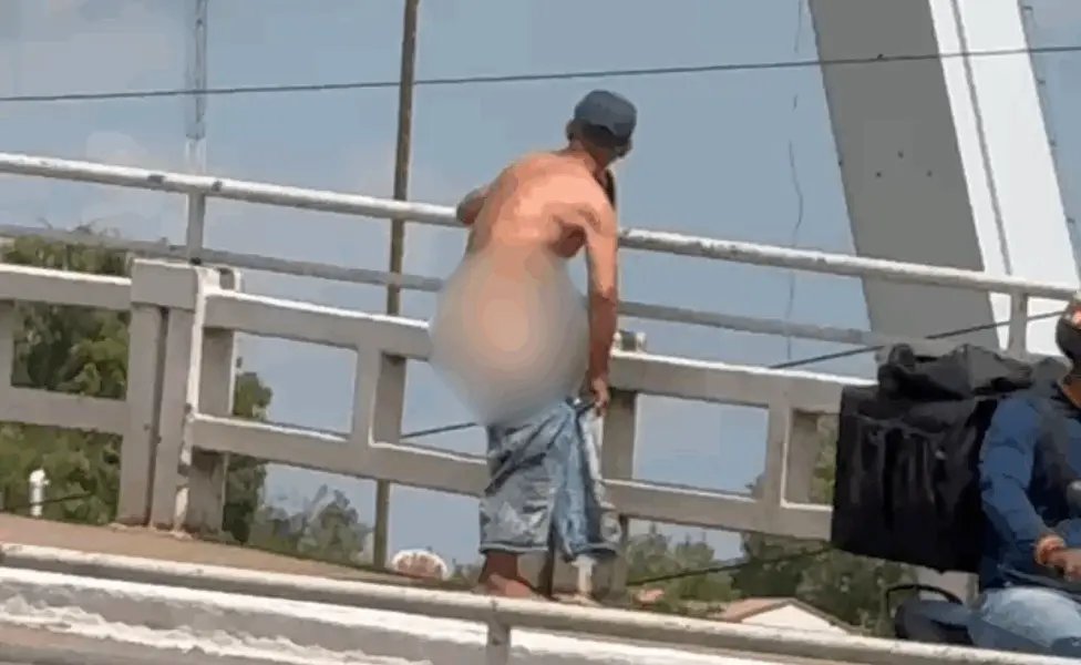 VÍDEO: Homem tira roupa em ponte de Rio Branco e joga peças no Rio Acre