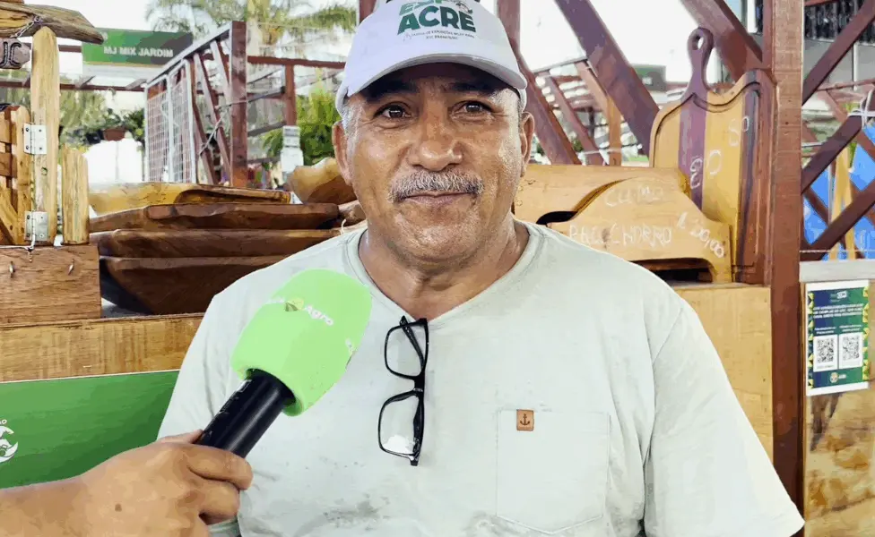 Artesão expõe tábuas rústicas, colheres e móveis na Expoacre