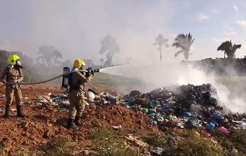 Corpo de Bombeiros controla incêndio em aterro sanitário de Feijó